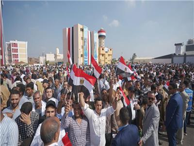 الآلاف من أهالي قرية سدس الأمراء يستقبلون الرئيس السيسي