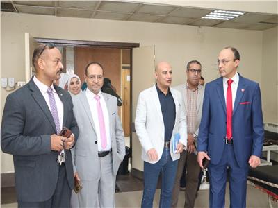 الدكتور أحمد القاصد رئيس جامعة المنوفية يتابع الحالات المصابه بالتسمم 