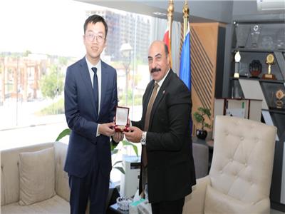 محافظ أسوان اللواء أشرف عطية مع سفير الصين بالقاهرة لياو ليتشيانج