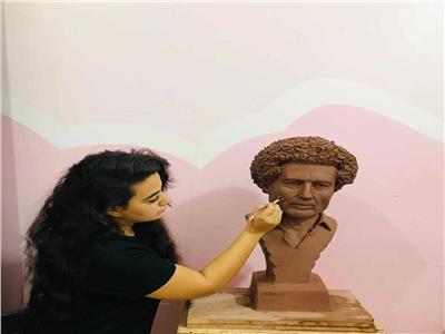 خالد النبوي يلبي طلب ميري عبد الله طالبة الفنون الجميلة بعد نحتها تمثالا لوجهه