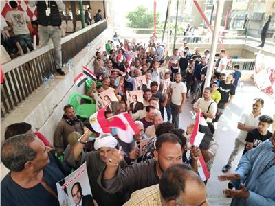 اصطف المواطنون أمام مكتب الشهر العقاري في 15 مايو بالقاهرة
