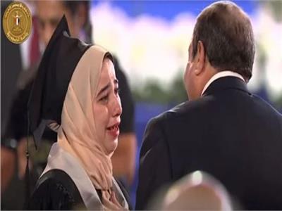 طالبة تبكي فرحاً على الهواء بعد رؤية الرئيس السيسي