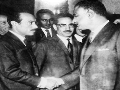 الرئيس عبد الناصر يصافح محمود السعدنى
