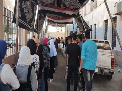توافد المئات من أهالي محافظة دمياط على مكتب الشهر العقاري لعمل توكيلات