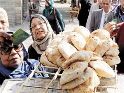 مواطن يحصلون  على رغيف الخبز