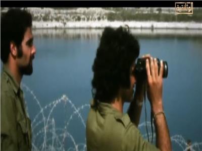 جنود الاحتلال يراقبون الوضع على الضفة الشرقية في سيناء
