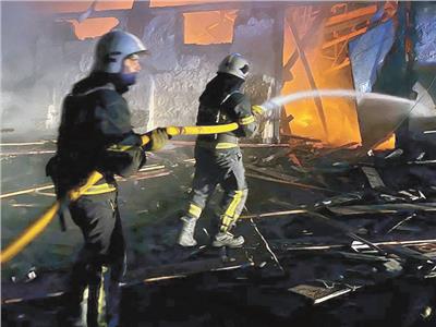 رجال الإنقاذ يحاولون إخماد حريق بعد هجوم على منشأة صناعية فى أوكرانيا
