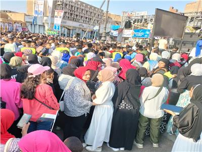 احتشد الآلاف من أبناء محافظة قنا،  اليوم الاثنين، في ميدان الساعة بقنا