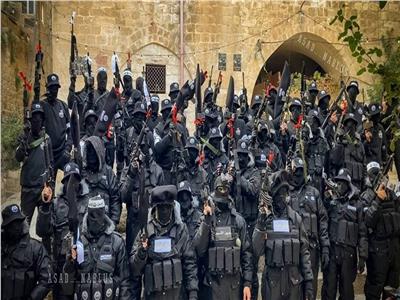 عرين الأسود تدعو لخروج الفلسطينيين للشوارع وقطع الطريق على جيش الاحتلال ومستوطنيه