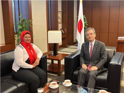 السفير أوكا هيروشي سفير اليابان في جمهورية مصر العربية معه الزميلة محررة بوابة أخبار اليوم