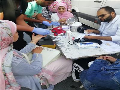 الطلاب أثناء التبرع بالدم لصالح الفلسطينين