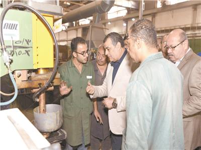 وزير الإنتاج الحربي يتابع سير العمل في «حلوان للصناعات الهندسية»