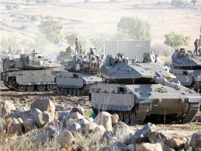 دبابات إسرائيلية متمركزة قرب الحدود مع لبنان