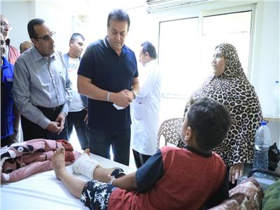 الدكتور خالد عبدالغفار خلال تفقده مستشفى العريش العام