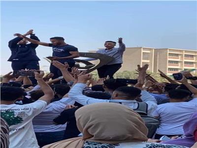 العشرات من طلاب جامعة المنيا مظاهرة في الجامعة دعما للقضية الفلسطينية