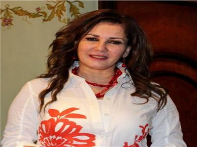  الفنانة آثار الحكيم