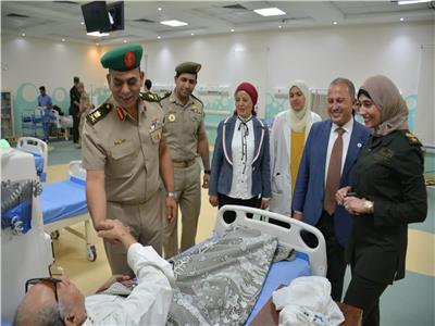 قيادات القوات المسلحة أثناء زيارة أحد المرضى