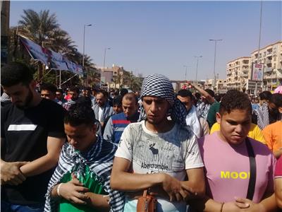 المواطنون يصلون صلاة الغائب على الشهداء الفلسطينيين في ميدان الحصرى بأكتوبر