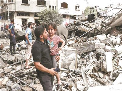 طفلة تبكي بعد هدم بيتها وفقدها أسرتها في غزة