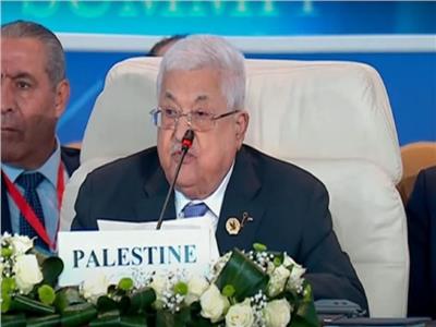 الرئيس الفلسطيني محمود عباس خلال إلقاء كلمته في قمة القاهرة للسلام