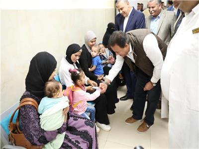 الدكتور خالد عبدالغفار خلال تفقده مستشفى جهينة المركزي بمحافظة سوهاج