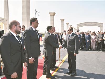 الرئيس عبد الفتاح السيسي يقدم واجب العزاء إلى آسرة الفقيد الراحل