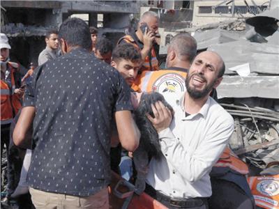 فلسطيني يبكى بعد استخراج جثمان طفلته من تحت الأنقاض