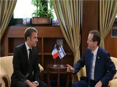 الرئيس الفرنسي إيمانويل ماكرون ونظيره الإسرائيلي إسحاق هرتسوغ