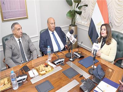 وزيرة الهجرة خلال لقائها مع رئيس الغرفة التجارية بالقاهرة