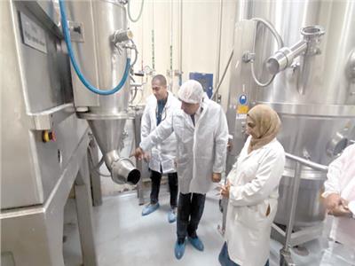 وزير قطاع الأعمال خلال زيارة مفاجئة لشركة النصر للكيماويات الدوائية