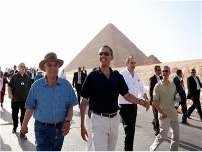 زاهي حواس يتجول في منطقة الأهرامات خلال زيارة أوباما خلال  للقاهرة عام 2009 