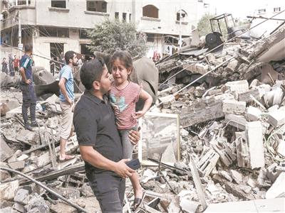 طفلة فلسطينية مذعورة من القصف على غزة