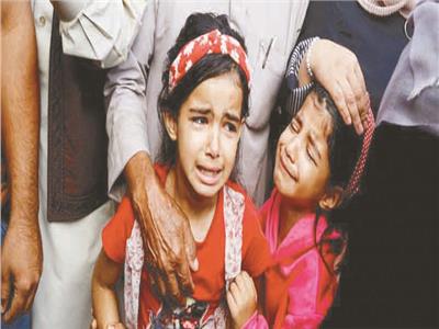 بكاء فتيات صغيرات فى مستشفى بخان يونس بجنوب غزة