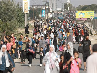 فلسطينيون يفرون من مدينة غزة باتجاه الجنوب سيرًا على الأقدام 