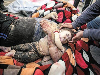 استشهاد طفل فى أحضان والده بغزة