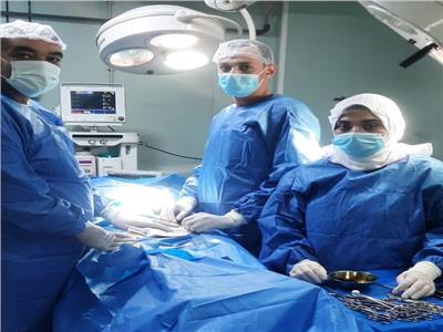 الفريق الطبي بمستشفى رشيد المركزي بعد إجراء (٢٦) عملية جراحة عامة