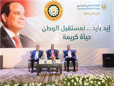الدكتور أيمن مختار محافظ  و علاء فاروق رئيس مجلس إدارة البنك الزراعي المصري