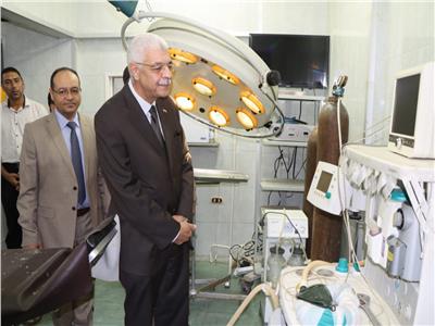 رئيس جامعة المنوفية يتفقد مستشفى الإدارة  الطبية 