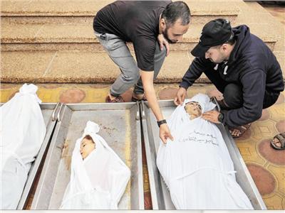 جثامين الأطفال الشهداء في شوارع غزة تنتظر عمليات الدفن