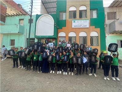 توزيع شنط مدرسية على أطفال المدارس المجتمعية بمحافظة بني سويف  