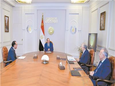 الرئيس عبدالفتاح السيسي خلال اجتماعه مع د. مصطفى مدبولي ووزيري الزراعة والري