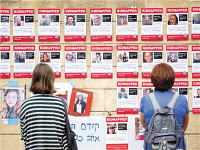 صور لبعض الرهائن الإسرائيليين لدى حماس خلال عرضها فى تل أبيب