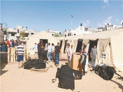 متطوعو قوافل الإغاثة خلال الاستعداد لعبور غزة