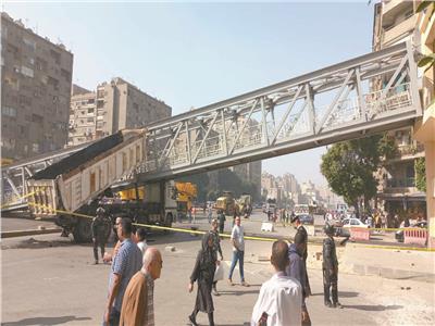إثر اصطدام سيارة نقل به| سقوط جزء من كوبرى مشاة بشارع أحمد عرابى بالجيزة