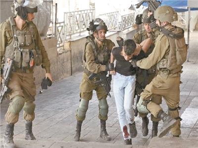 قوات الاحتلال خلال اعتقالها لفلسطينى بالضفة