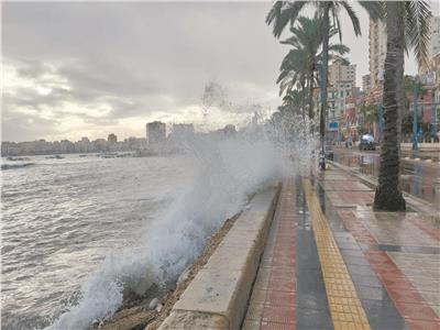 الأمواج ضربت كورنيش الإسكندرية أثناء موجة الطقس السيئ