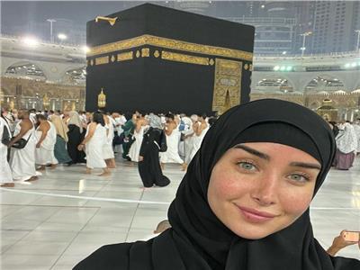 هنا الزاهد خلال أداء مناسك العمرة