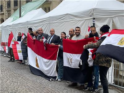 المصريين أمام سفارة مصر بباريس 