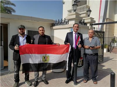 توافد العديد  من المصريين في البحرين على السفارة المصرية
