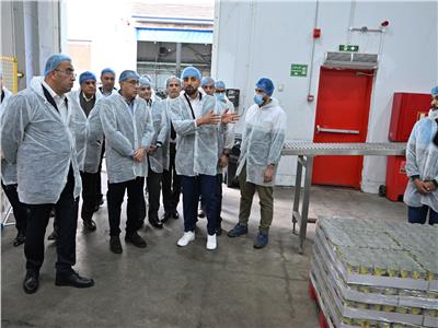 رئيس الوزراء من داخل مصنع «ريتش لاند للصناعات الغذائية» بالسادات